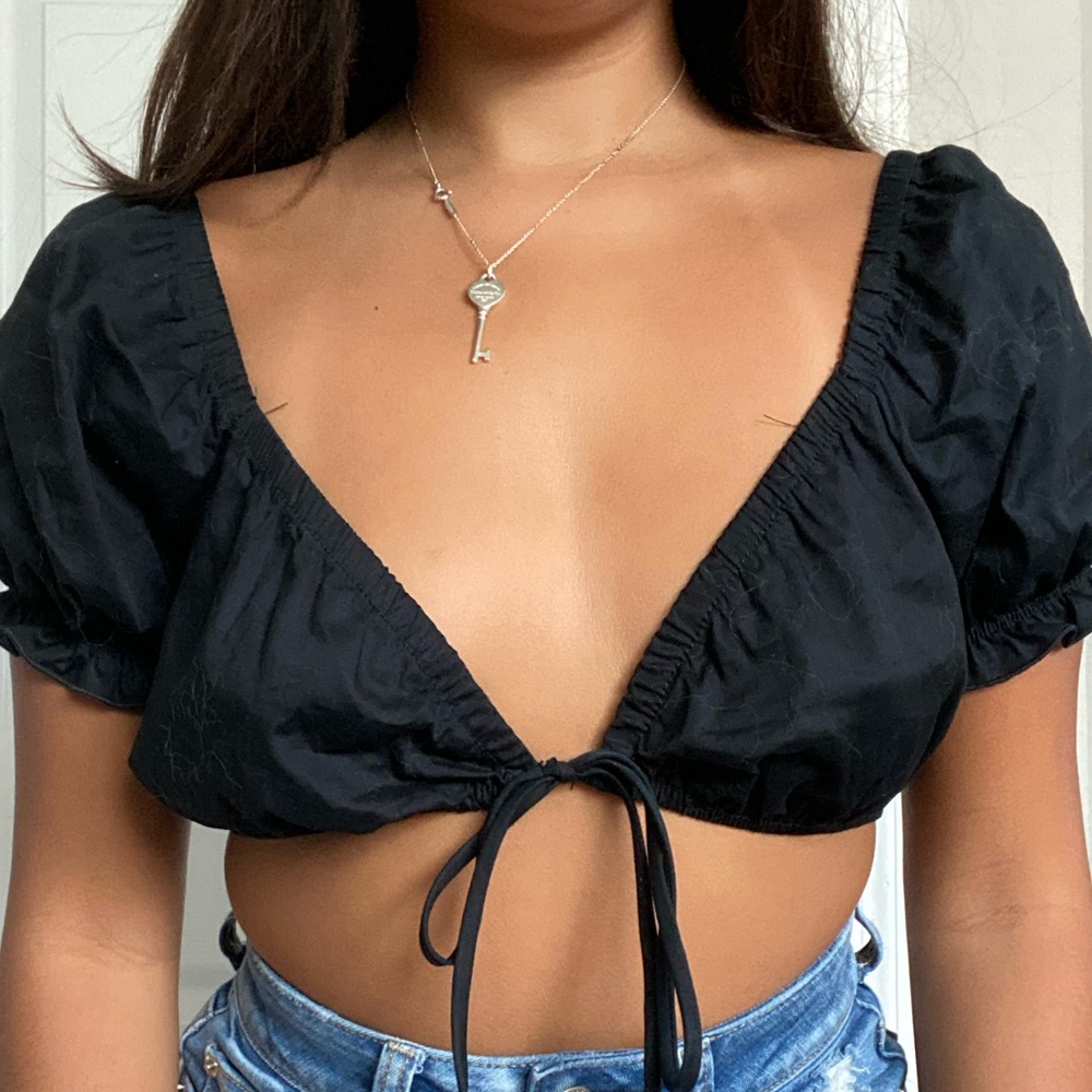 Black tie front crop top!
